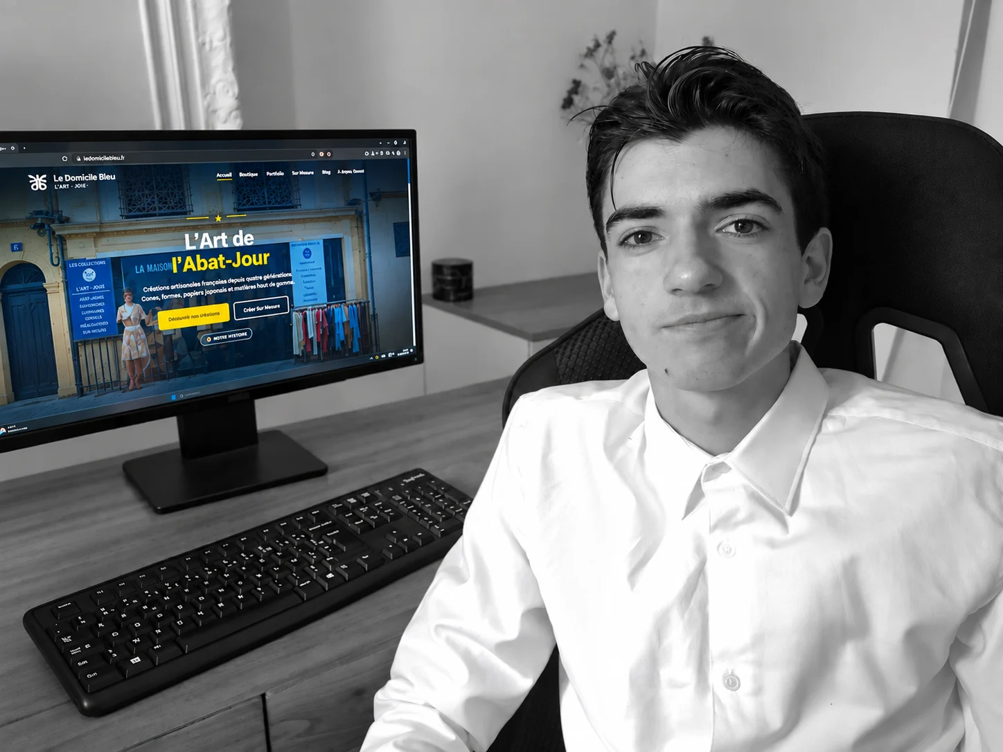 Léo Mangin à son bureau, devant le site d'un client en cours de développement.